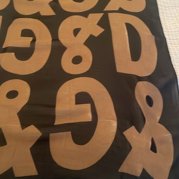 🤩 Dolce & Gabbana vintage black & tan logo scarf. Estate sale find - good cond. - Picture 5 of 8